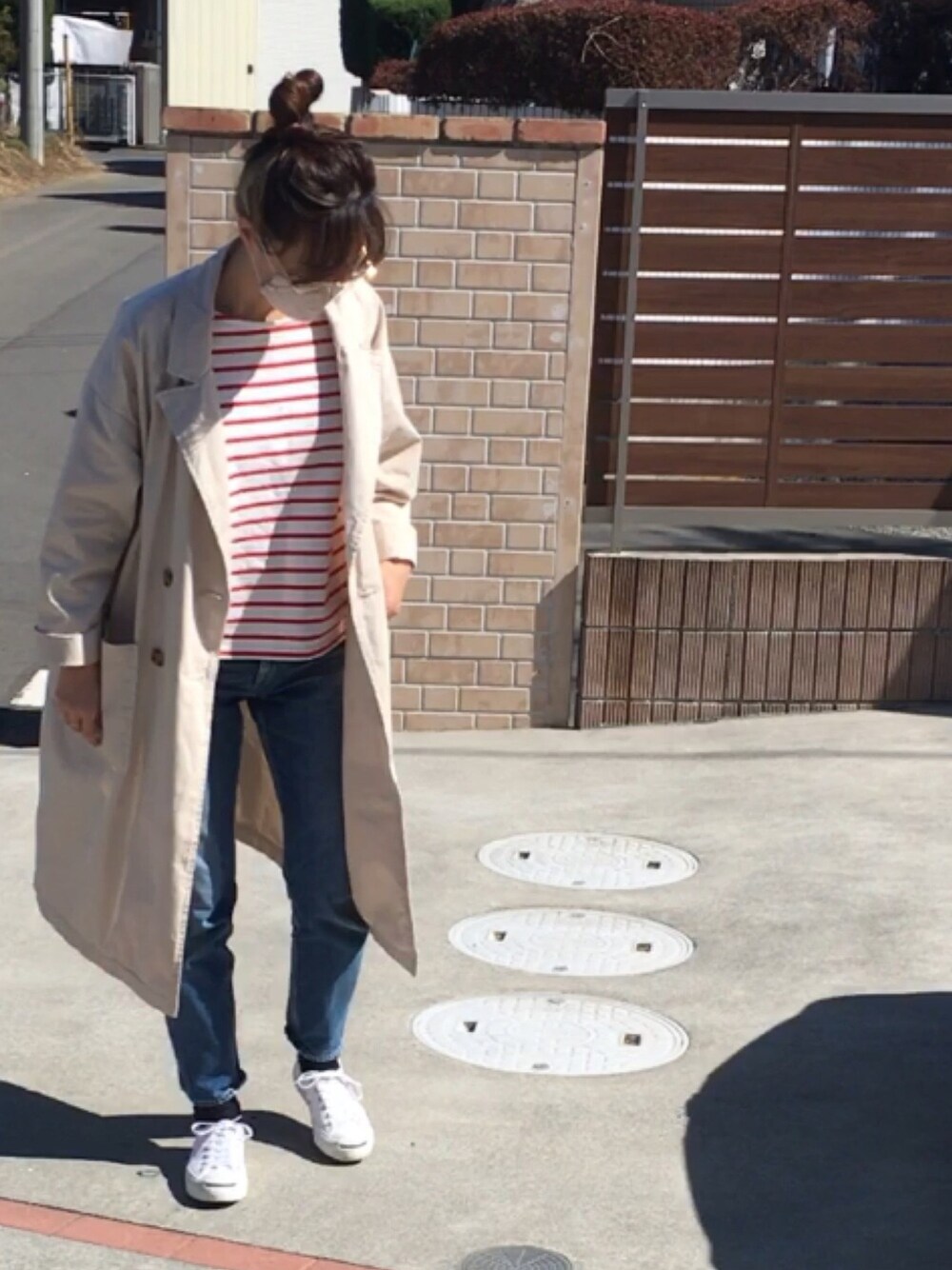 「春めきシューズ、シンプル、カジュアル、トレンチコート、ボーダー、コンバース、ジャックパーセル、春アウター、高身長女子、スニーカーコーデ」｜「moment+のコットンチノツイルオーバーサイズトレンチコート（トレンチコート、ベージュ系）」を使った、maaajiさん（レディース・165cm）の春コーディネートの1枚目の写真