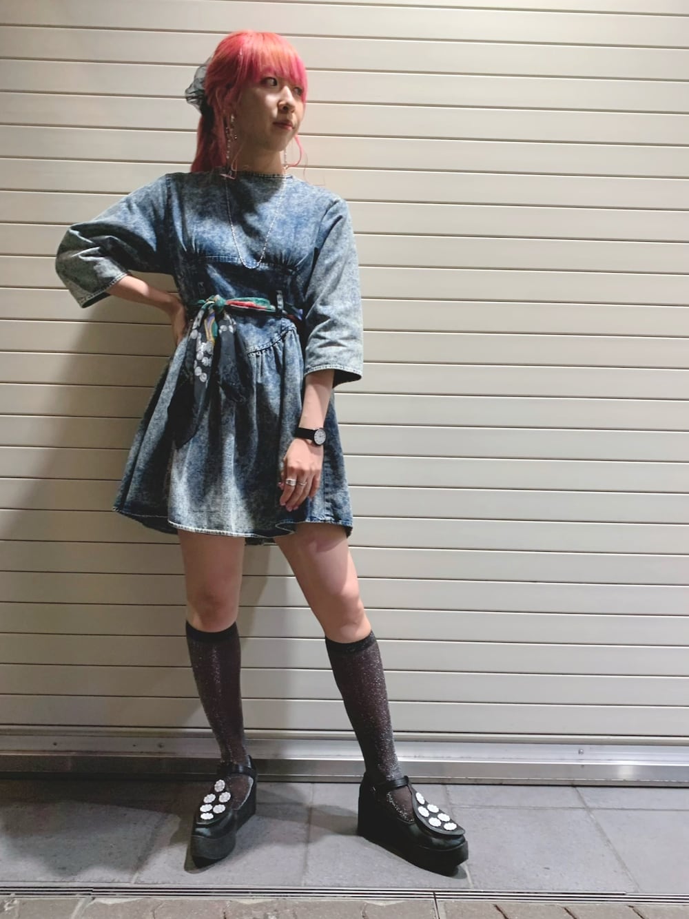 ブラック系のシューズ、ブラック系のソックス/靴下、ブラック系のシュシュを着用したレディースの夏コーディネートの1枚目の写真