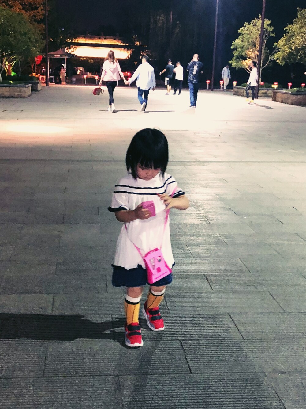 「一衣多穿、社会人」｜「Chloeのアイテム（ワンピース、ホワイト系）」を使った、Ivyyyyさん（キッズ・90cm）の冬コーディネートの1枚目の写真