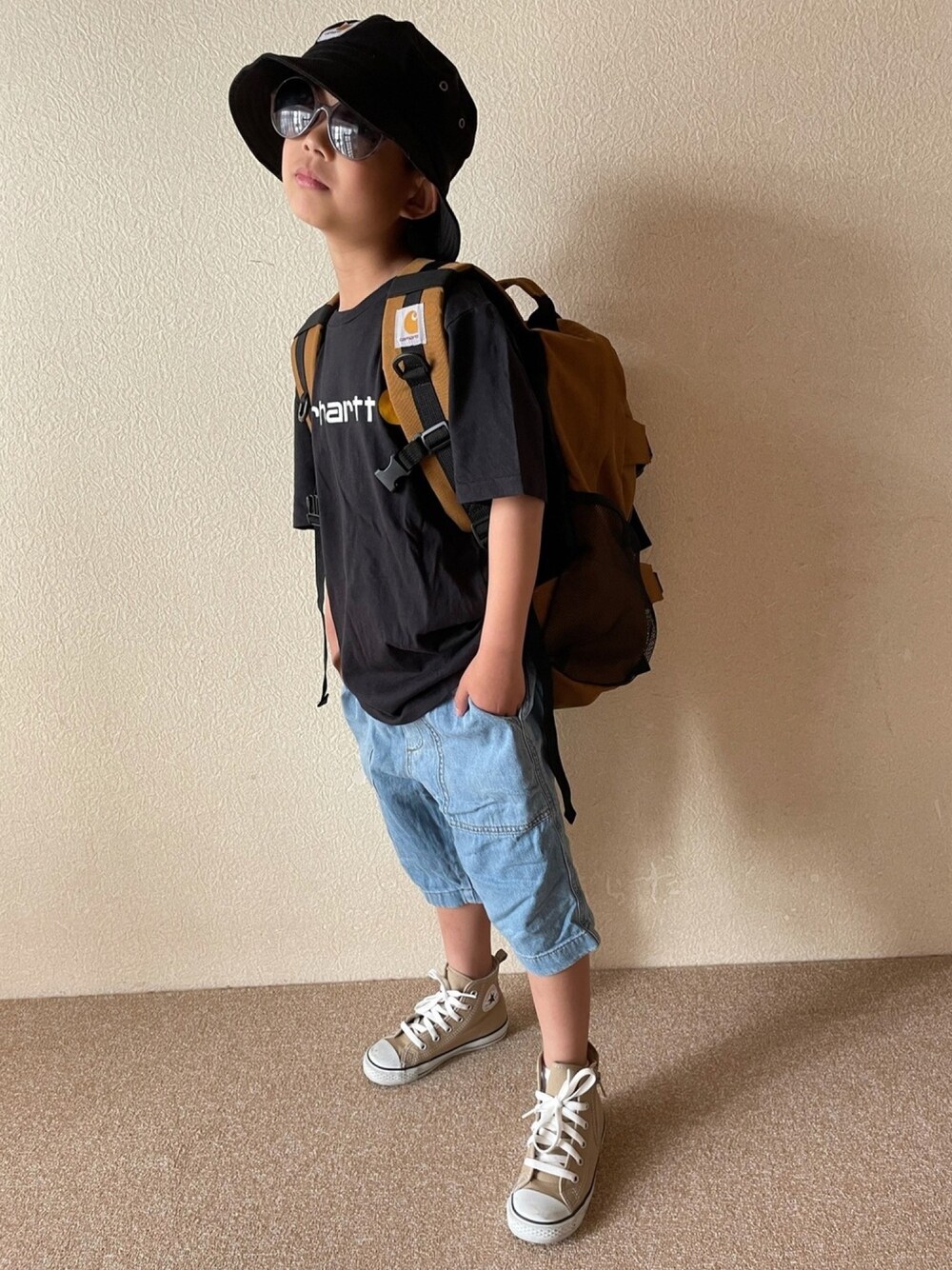「スニーカー、男の子コーデ、バケットハット、サングラス、キッズコーデ、デッキシューズ、carhartt、converse、リュック、カジュアルコーデ」｜「CarharttのCarhartt(カーハート)バケットハット（ハット、ブラック系）」を使った、Nagiさん（キッズ・120cm）の春コーディネートの1枚目の写真