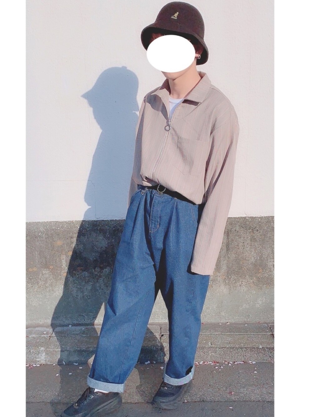 「平成最後のWEARISTAセンバツ、はるコーデ、タックイン、おしゃれさんと繋がりたい、デニムパンツ、きれいめカジュアル、ワイドパンツ、大学生、DOOPZ、HOKAONEONE」｜「KANGOLのKANGOL バミューダカジュアル（ハット、ブラック系）」を使った、うーさん（メンズ・170cm）の春コーディネートの1枚目の写真