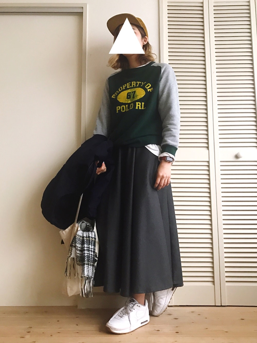 「マキシスカート、メンズライク、ボーイッシュ、ストリート、冬コーデ、キャップ、スウェット、スニーカー、AIR MAX、プチプラ」｜「Supreme のアイテム（キャップ、ゴールド系）」を使った、GoMaさん（レディース・164cm）の冬コーディネートの1枚目の写真