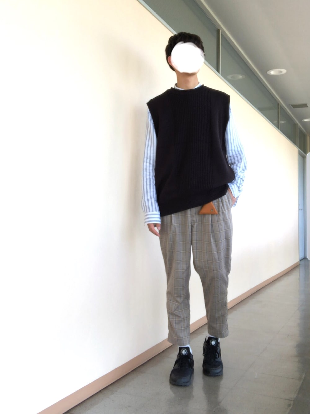 「ニットベスト、ストライプ、バンドカラー、チェックパンツ、ハラチ、大学生」｜「ASTRONOMYのクルーネックリブニットベスト（ベスト、ブラック系）」を使った、makishiさん（メンズ・182cm）の春コーディネートの1枚目の写真