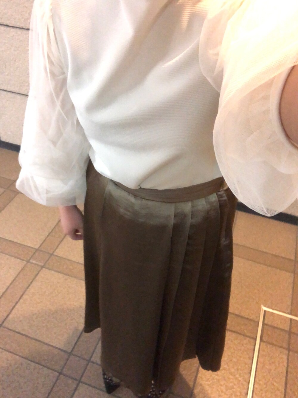 「春コーデ、仕事帰り、ロングスカート、シンプル」｜「mysty womanのハイネックチュールタック袖プルオーバー 867975（Tシャツ/カットソー、ホワイト系）」を使った、mofuさん（レディース・148cm）の春コーディネートの1枚目の写真