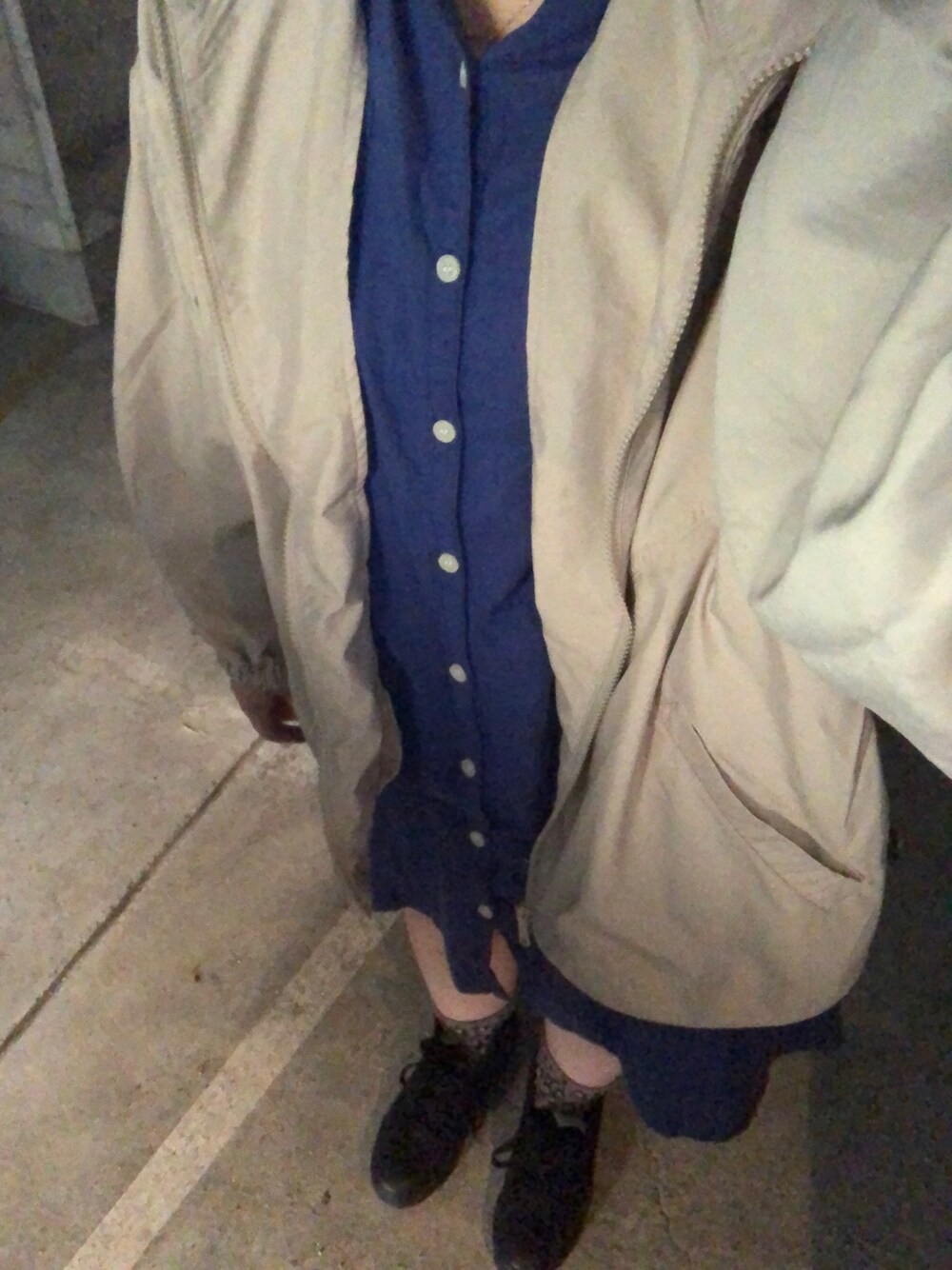 「春コーデ、マウンテンパーカー、シャツワンピ、コンバース」｜「OLIVE des OLIVEのマウンテンパーカー（マウンテンパーカー、ベージュ系）」を使った、mofuさん（レディース・148cm）の春コーディネートの1枚目の写真