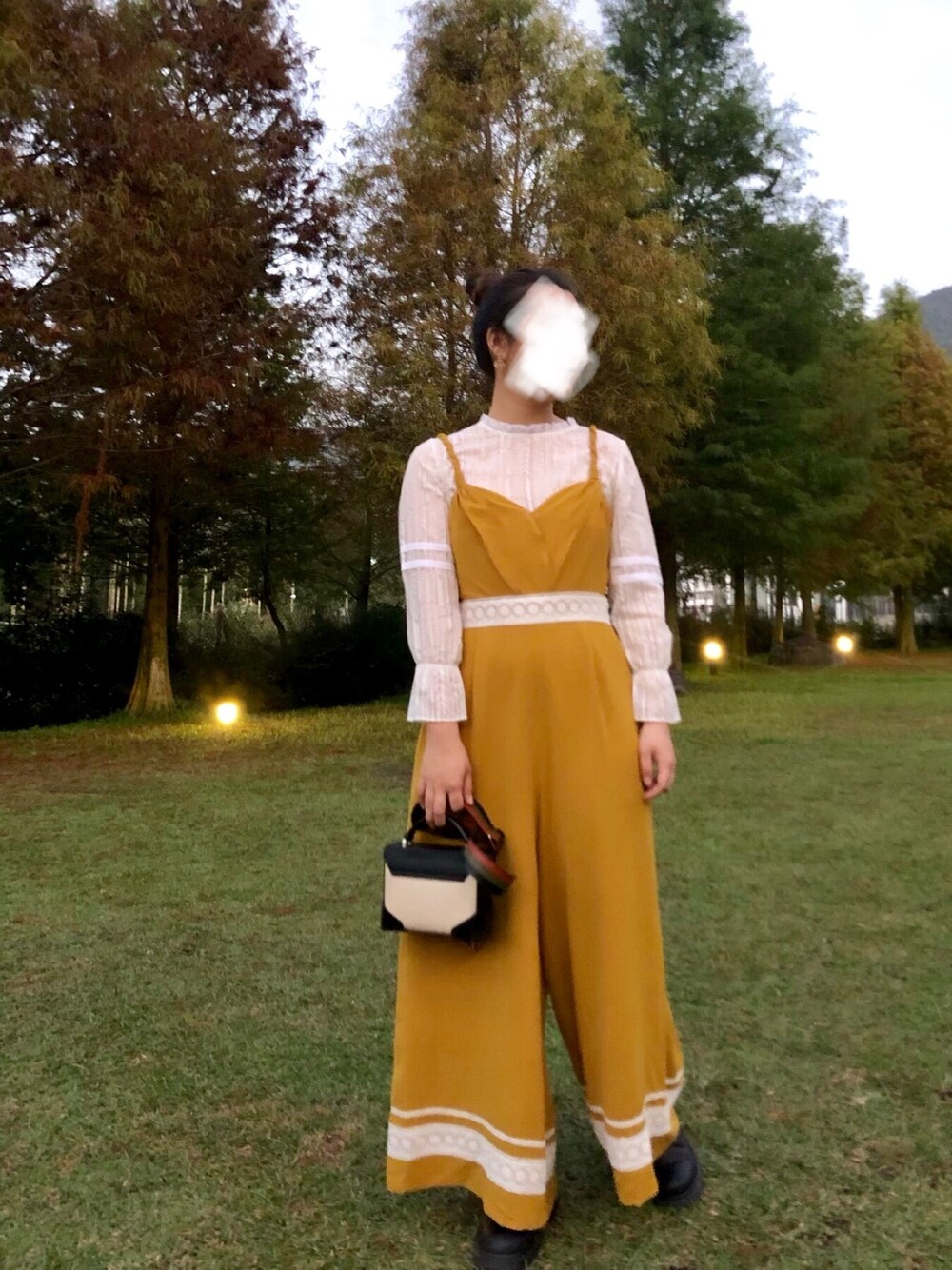 「Taiwan、autumn look、marjorie水寧芙」｜「Marjorieのアイテム（その他トップス、ホワイト系）」を使った、Kiki Wengさん（レディース・163cm）の秋コーディネートの1枚目の写真