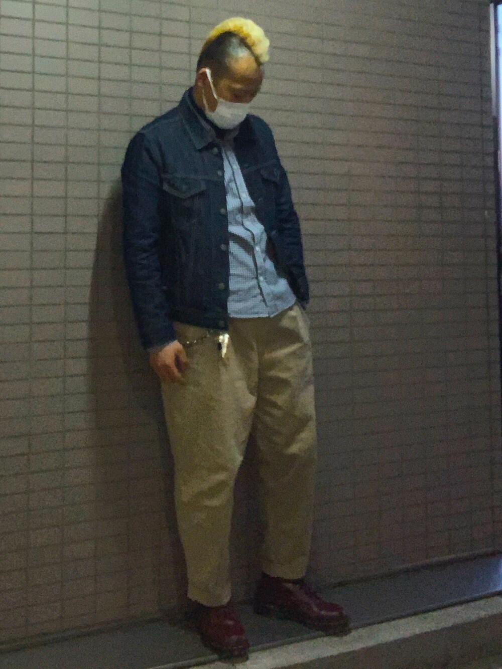 「シンプル、モヒカン、金髪、リーバイス、ドクターマーチン、デニムジャケット、チノパン」｜「Levi'sのアイテム（デニムジャケット、ブルー系）」を使った、タッキーさん（メンズ・172cm）の春コーディネートの1枚目の写真