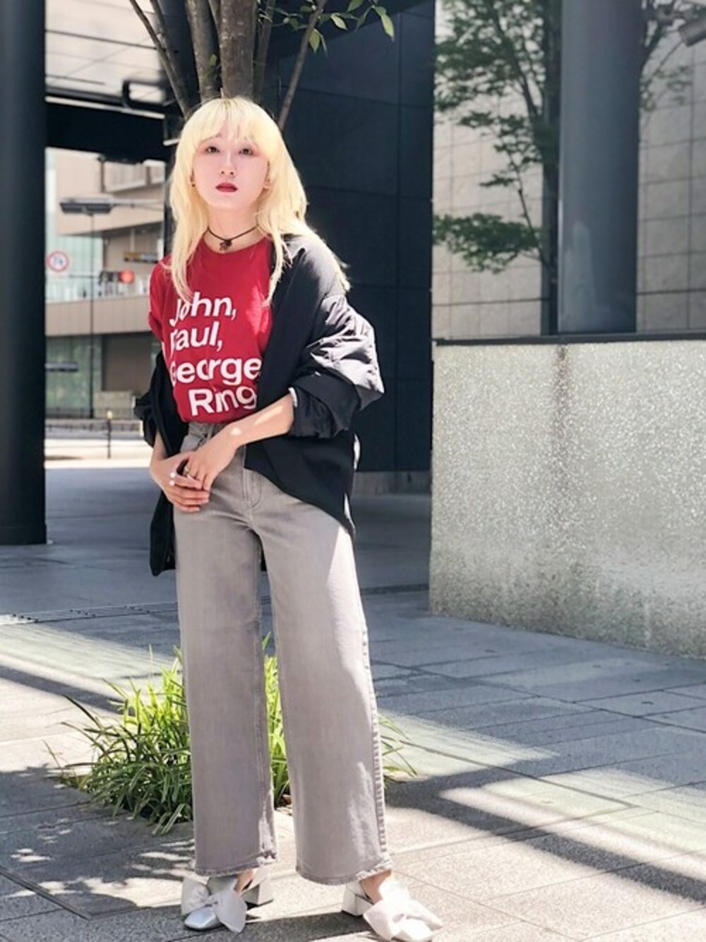 レッド系のTシャツ/カットソー、グレー系のデニムパンツを着用したレディースの夏コーディネートの1枚目の写真