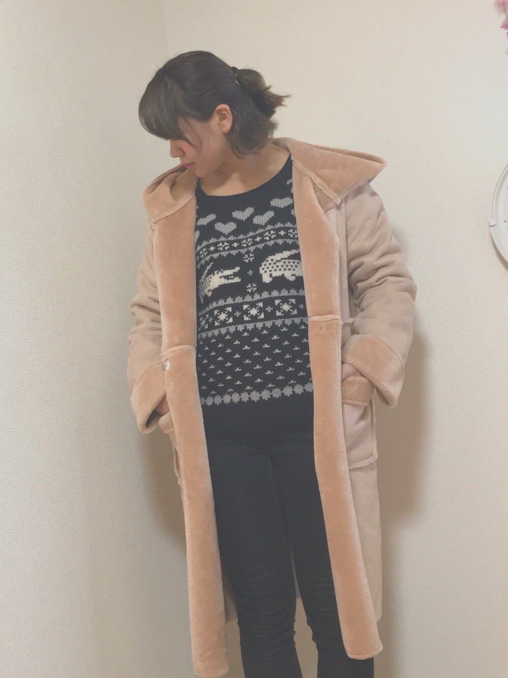「ラコステ、ニット、シンプルコーデ、ムートンコート、ピンク、黒」｜「LACOSTEのアイテム（ニット/セーター、ブラック系）」を使った、Kしゃんさん（レディース・156cm）の冬コーディネートの1枚目の写真