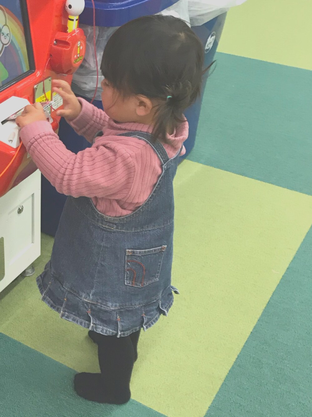 「ハイネック、ピンク、デニムサロペット、1歳」｜「UNIQLOのアイテム（Tシャツ/カットソー、ピンク系）」を使った、Kしゃんさん（レディース・156cm）の冬コーディネートの1枚目の写真