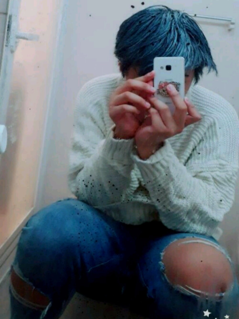 ホワイト系のニット/セーター、ブルー系のデニムパンツを着用したメンズの秋コーディネートの1枚目の写真