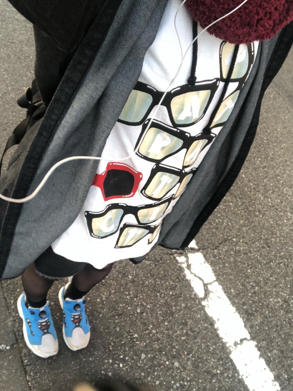「カジュアル、デニムコート、ショーパン、パーカー、オーバーサイズ、パンツスタイル、低身長、スニーカーコーデ」｜「DOARATのアイテム（Tシャツ/カットソー、ホワイト系）」を使った、みずかきさん（レディース・155cm）の冬コーディネートの1枚目の写真