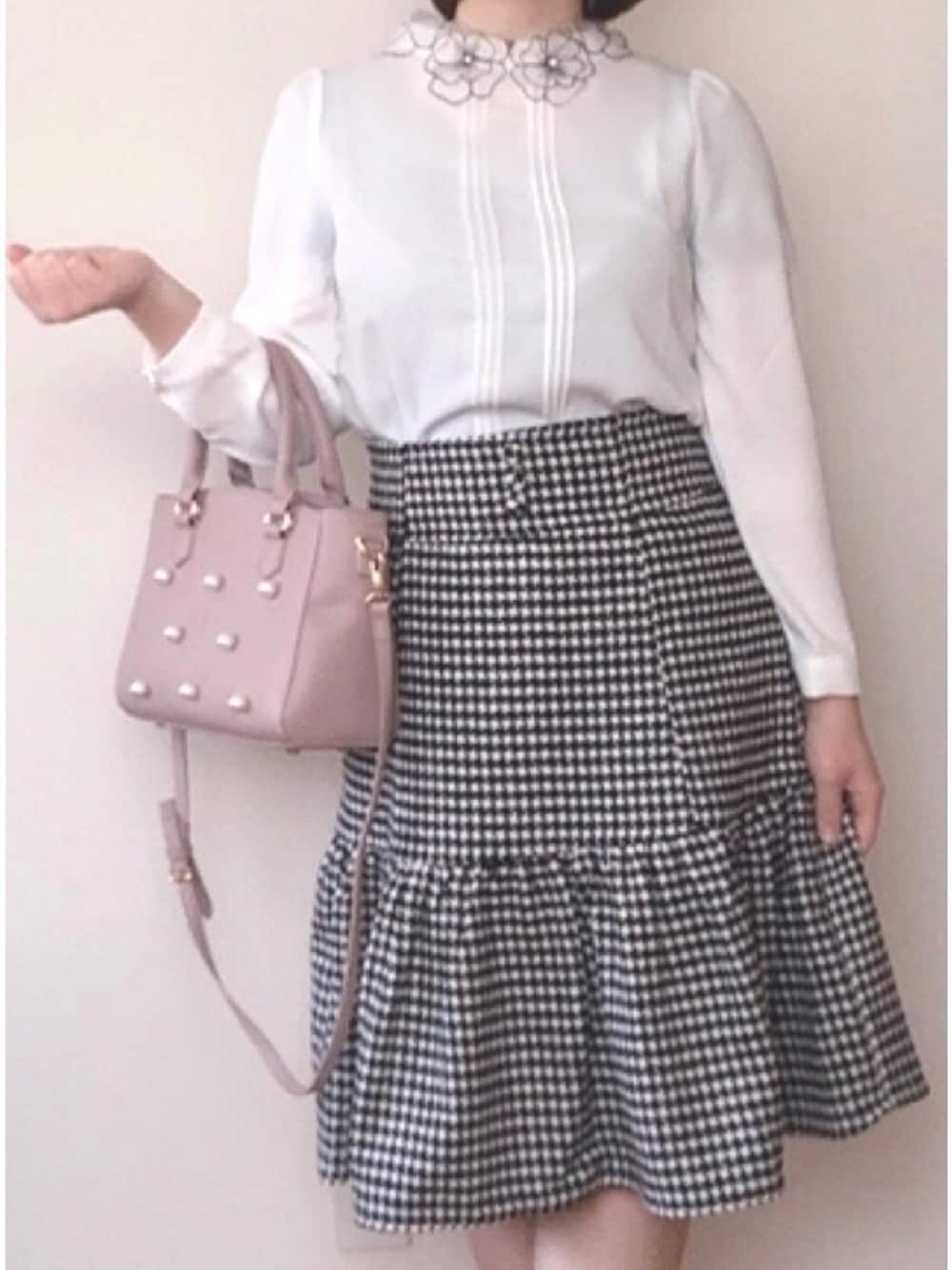 「tocco、toccocloset、マイベストコーデ2020、休日スタイル、秋冬コーデ、低身長コーデ、プチプラ、大人ガーリー、お嬢様風、おしゃれさんと繋がりたい」｜「tocco closetのビジュー装飾フラワーモチーフ襟付きタック入りブラウス（シャツ/ブラウス、ホワイト系）」を使った、Miyuuさん（レディース・152cm）の冬コーディネートの1枚目の写真