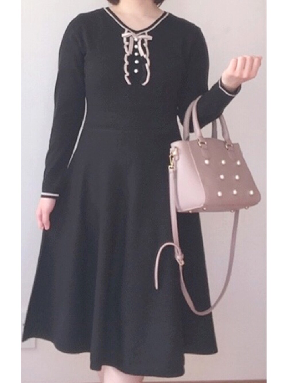「あけましておめでとうございます！、お正月、オトナ女子、tocco、toccocloset、2021ss、低身長、プチプラ、休日スタイル、おしゃれさんと繋がりたい」｜「tocco closetの配色ライン入りフリル＆りぼん＆パール付きニットワンピース（ワンピース、ブラック系）」を使った、Miyuuさん（レディース・152cm）の冬コーディネートの1枚目の写真