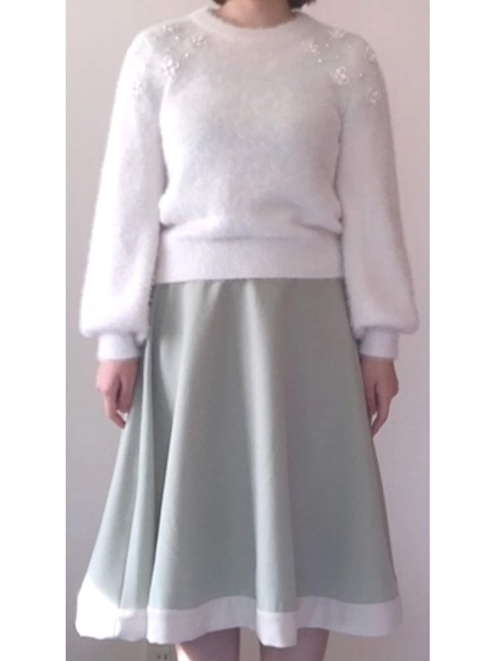 「私の推しブランド、tocco、toccocloset、冬コーデ、プチプラコーデ、今日のコーデ、低身長コーデ、休日コーデ、着回しコーデ、お洒落さんとつながりたい」｜「tocco closetの立体フラワーモチーフ＆パール付きニットプルオーバー（ニット/セーター、ホワイト系）」を使った、Miyuuさん（レディース・152cm）の冬コーディネートの1枚目の写真