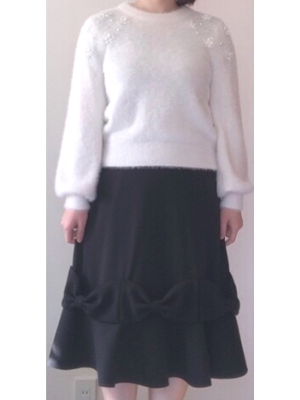 「私の推しブランド、tocco、toccocloset、着回しコーデ、ootd、冬、休日スタイル、プチプラ、低身長、おしゃれさんと繋がりたい」｜「tocco closetの立体フラワーモチーフ＆パール付きニットプルオーバー（ニット/セーター、ホワイト系）」を使った、Miyuuさん（レディース・152cm）の冬コーディネートの1枚目の写真