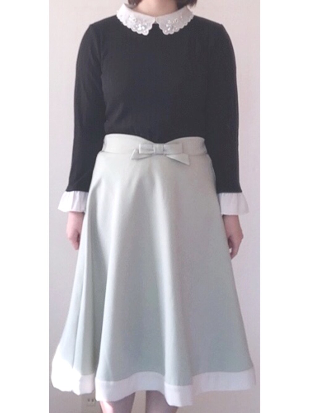 「私の推しブランド、tocco、toccocloset、春コーデ、プチプラコーデ、低身長、休日スタイル、お嬢様風、上品、おしゃれさんと繋がりたい」｜「tocco closetのパールビジュー装飾スカラップ襟リブニットソープルオーバー（ニット/セーター、ブラック系）」を使った、Miyuuさん（レディース・152cm）の冬コーディネートの1枚目の写真