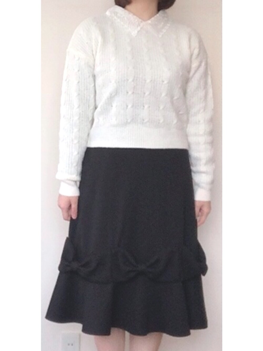 「私の推しブランド、tocco、toccocloset、プチプラ、低身長コーデ、休日スタイル、大人女子、冬コーデ、ニットコーデ、おしゃれさんと繋がりたい」｜「tocco closetの刺繍入りスカラップ襟付きケーブル編みニットプルオーバー（ニット/セーター、ホワイト系）」を使った、Miyuuさん（レディース・152cm）の冬コーディネートの1枚目の写真