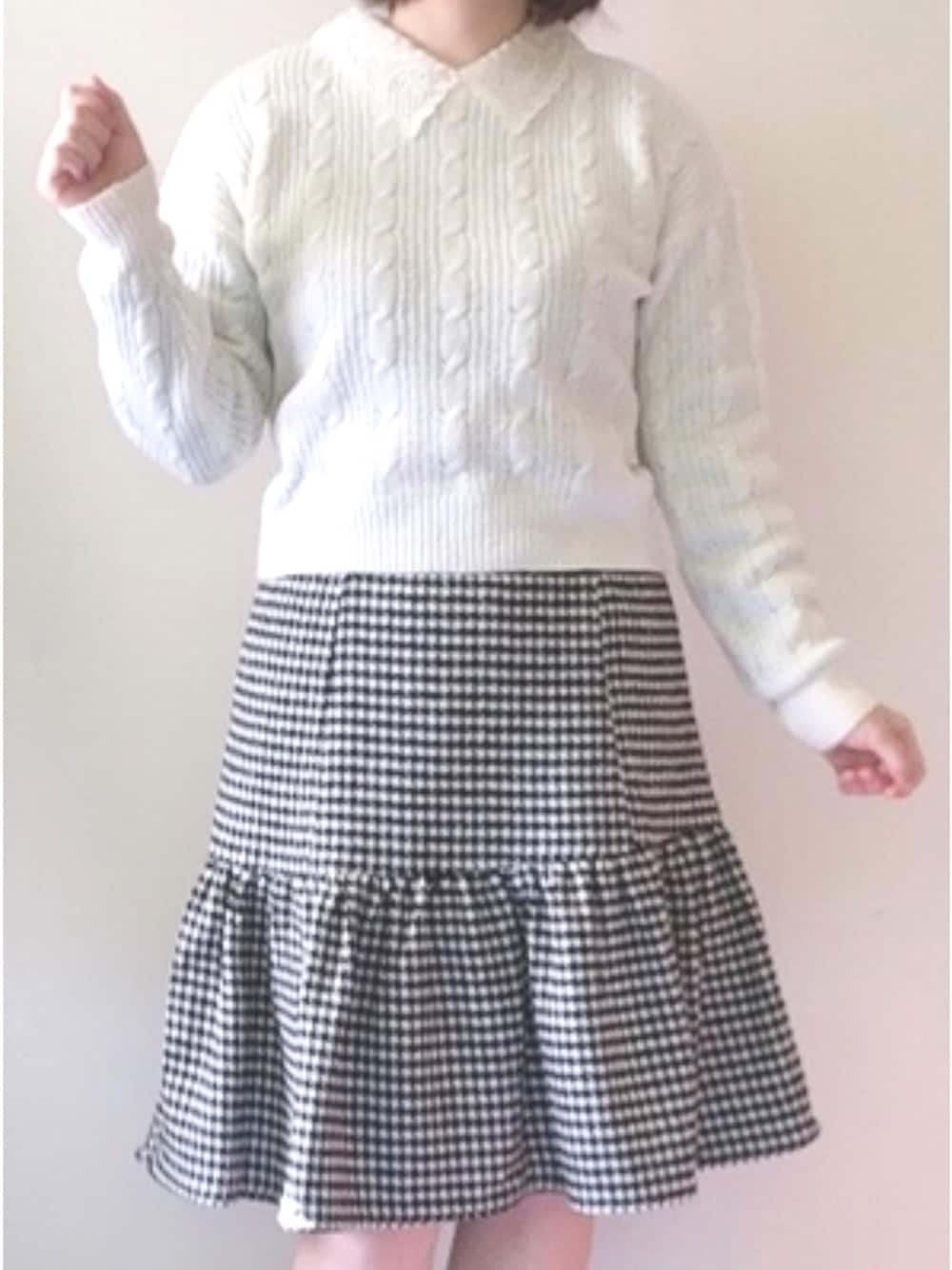 「tocco、toccocloset、休日コーデ、プチプラ、低身長、オトナ女子、ケーブルニット、大人ガーリー、上品、おしゃれさんと繋がりたい」｜「tocco closetの刺繍入りスカラップ襟付きケーブル編みニットプルオーバー（ニット/セーター、ホワイト系）」を使った、Miyuuさん（レディース・152cm）の冬コーディネートの1枚目の写真