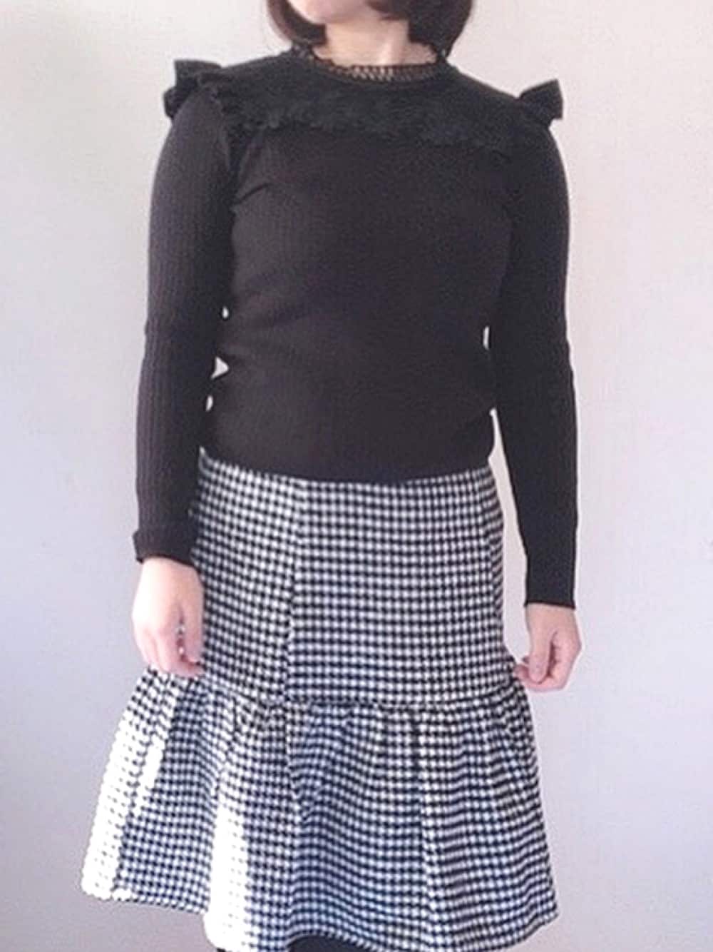 「チョコ色に染まれ、オトナ女子、プチプラ、低身長コーデ、ootd、春ニット、休日スタイル、上品、大人フェミニン、おしゃれさんと繋がりたい」｜「tocco closetの肩フリル付きフラワーレース装飾リブニットプルオーバー（ニット/セーター、ブラック系）」を使った、Miyuuさん（レディース・152cm）の冬コーディネートの1枚目の写真