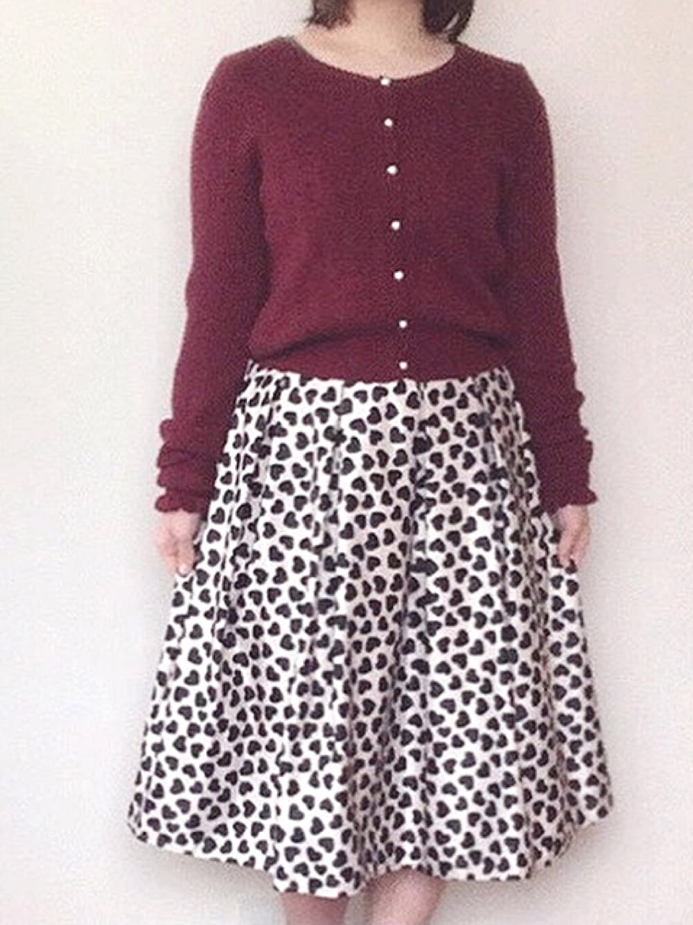 「tocco、toccocloset、春カラー、プチプラコーデ、休日スタイル、今日のコーデ、低身長、ガーリー、上品、お洒落さんとつながりたい」｜「tocco closetの袖口フリル付きパール釦ケーブル編みニットカーディガン（カーディガン/ボレロ、レッド系）」を使った、Miyuuさん（レディース・152cm）の冬コーディネートの1枚目の写真