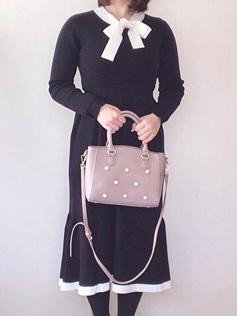 「tocco、toccocloset、休日スタイル、お洒落さんとつながりたい、低身長、プチプラ、春色、大人女子、ootd、大人コーデ」｜「tocco closetのボウタイりぼんリブニット切り替えバイカラーワンピース（ワンピース、ブルー系）」を使った、Miyuuさん（レディース・152cm）の冬コーディネートの1枚目の写真