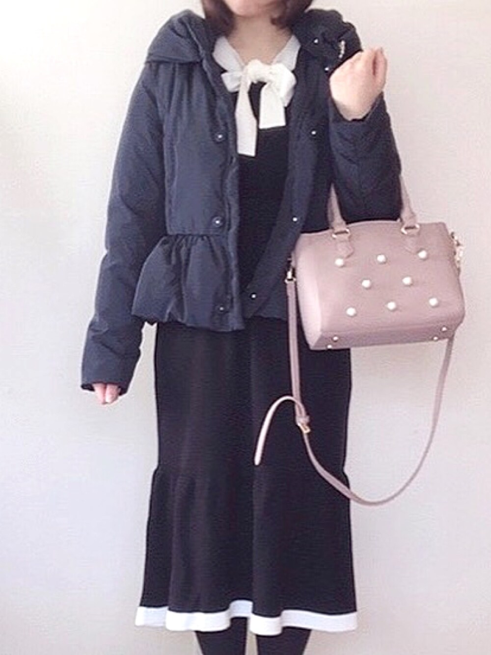 「オトナ女子、tocco、toccocloset、低身長、プチプラ、休日スタイル、上品、大人ガーリー、お洒落さんとつながりたい、春コーデ」｜「tocco closetのビジュー付き裾フレアショートダウンコート（ダウンジャケット/コート、ブルー系）」を使った、Miyuuさん（レディース・152cm）の冬コーディネートの1枚目の写真
