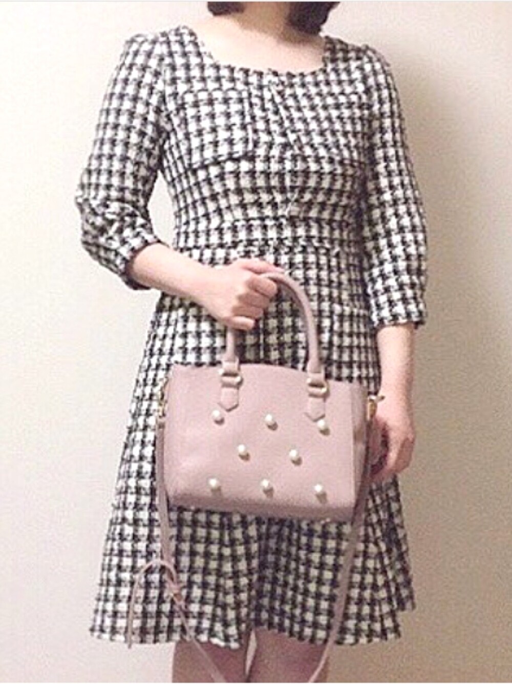 「休日スタイル、tocco、toccocloset、春カラー、低身長コーデ、プチプラ、大人ガーリー、上品、お洒落さんとつながりたい、おしゃれさんと繋がりたい」｜「tocco closetのポケット付きスクエアネックツイードワンピース（ワンピース、ブラック系）」を使った、Miyuuさん（レディース・152cm）の冬コーディネートの1枚目の写真