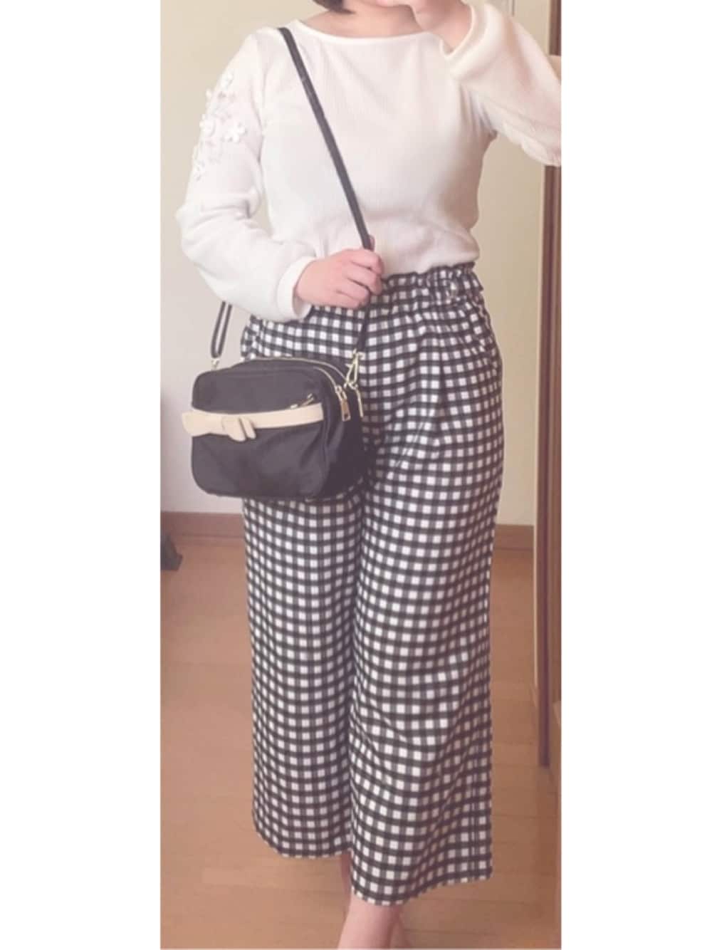 「これが私をアゲる服、休日コーデ、toccocloset、tocco、GU、おしゃれさんと繋がりたい、プチプラコーデ、低身長、お洒落さんとつながりたい、パンツスタイル」｜「tocco closetのりぼんモチーフ付きナイロンポシェットショルダーバッグ（ショルダーバッグ、ブラック系）」を使った、Miyuuさん（レディース・152cm）の春コーディネートの1枚目の写真
