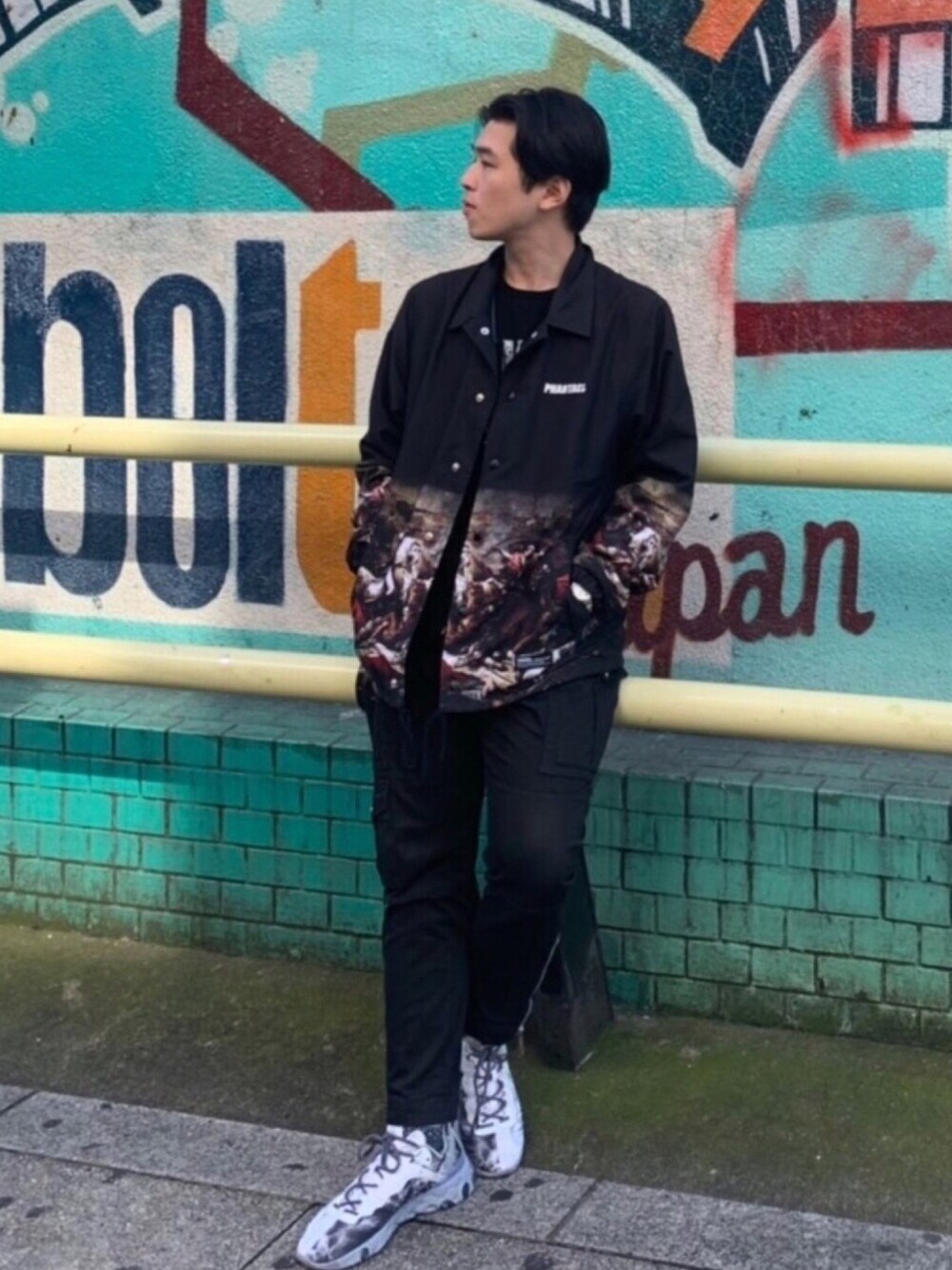 「PHANTACi、ストリート、Nike react element 55、コーチジャケット、スポーツミックス、スニーカー、coach jacket、ブラック、秋のコーデ、NIKE」｜「PHANTACiのアイテム（マウンテンパーカー、ブラック系）」を使った、Sebastian yangさん（メンズ・172cm）の秋コーディネートの1枚目の写真