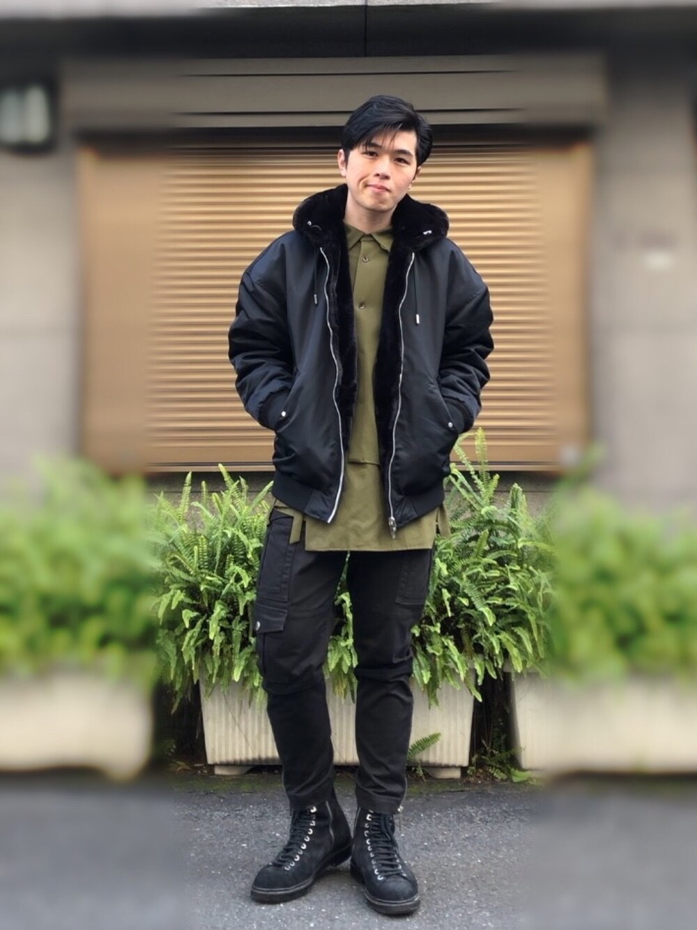 「ETHOSENS、DSQUARED2、MA-1、カーゴパンツ、ブラック、おしゃれさんと繋がりたい、ストリート、シャツスタイル、黒、革靴」｜「ETHOSENSのアイテム（シャツ/ブラウス、グリーン系）」を使った、Sebastian yangさん（メンズ・172cm）の冬コーディネートの1枚目の写真