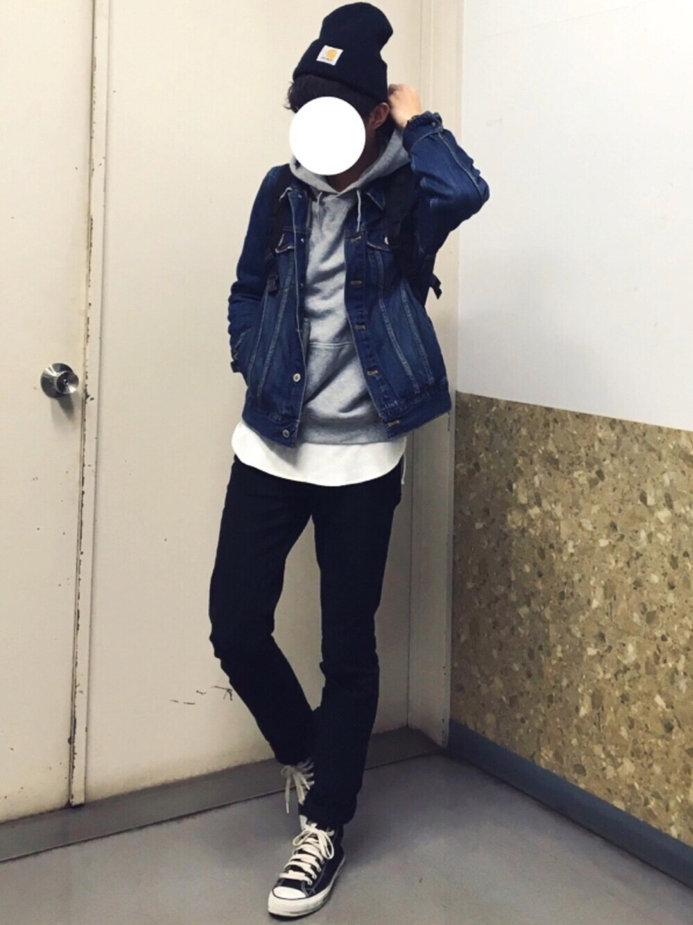 ブルー系のデニムジャケット、グレー系のパーカー、ブラック系のその他パンツを着用したメンズの冬コーディネートの1枚目の写真