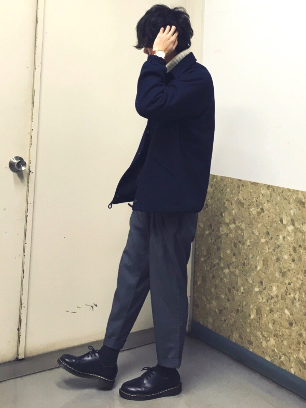 ブルー系のスタジャン、ホワイト系のニット/セーター、グレー系のその他パンツを着用したメンズの冬コーディネートの1枚目の写真