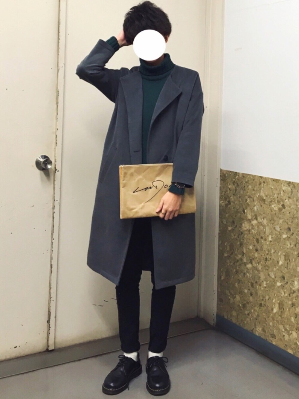 グレー系のその他アウター、グリーン系のニット/セーター、ブラック系のチノパンツを着用したメンズの冬コーディネートの1枚目の写真