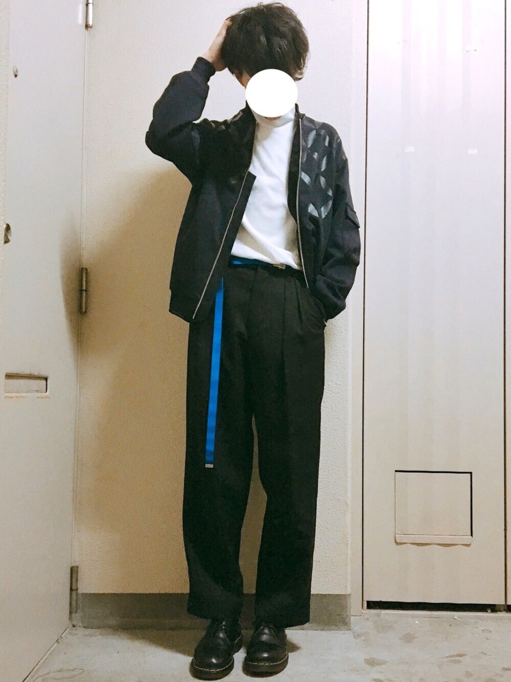 ブルー系のブルゾン、ホワイト系のTシャツ/カットソー、ブラック系のその他パンツを着用したメンズの冬コーディネートの1枚目の写真