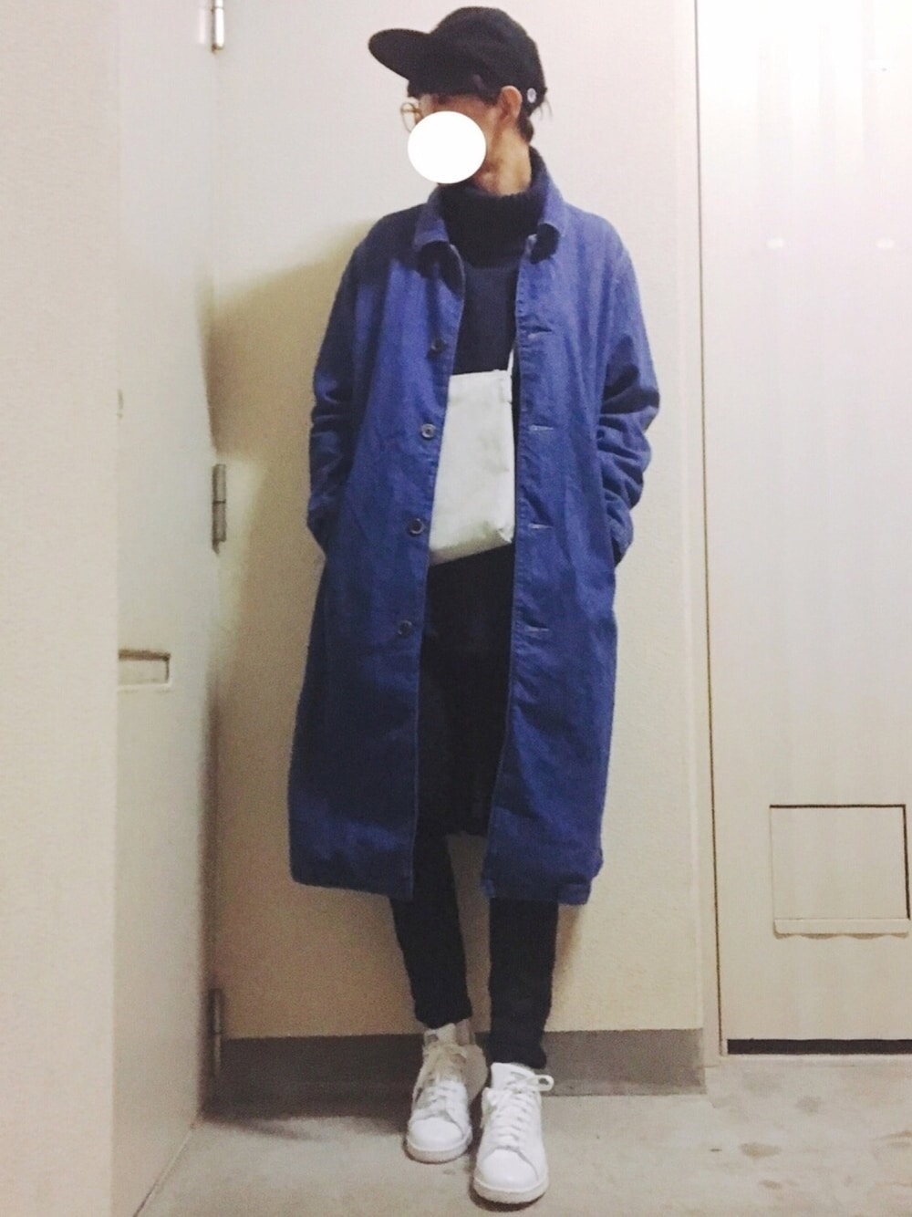 ブルー系のニット/セーター、ブルー系のデニムジャケット、ブラック系のチノパンツを着用したメンズの春コーディネートの1枚目の写真