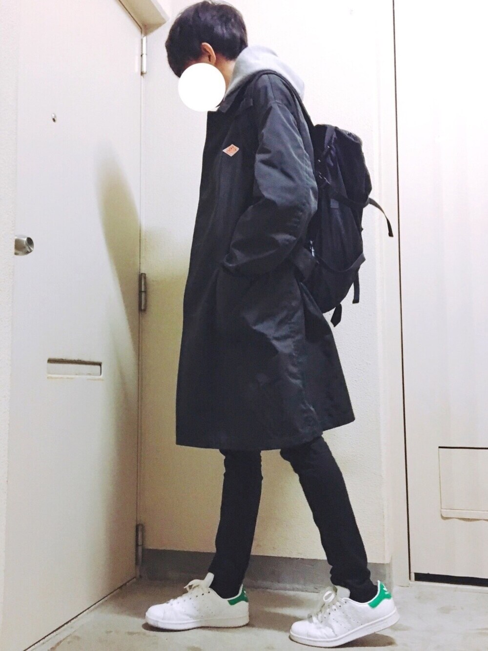 グリーン系のステンカラーコート、グレー系のパーカー、ブラック系のチノパンツを着用したメンズの春コーディネートの1枚目の写真