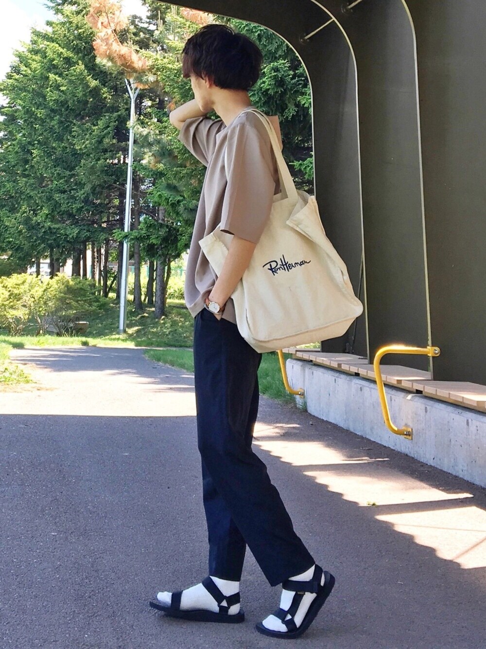 ベージュ系のTシャツ/カットソー、ブラック系のその他パンツ、ブラック系のサンダルを着用したメンズの夏コーディネートの1枚目の写真