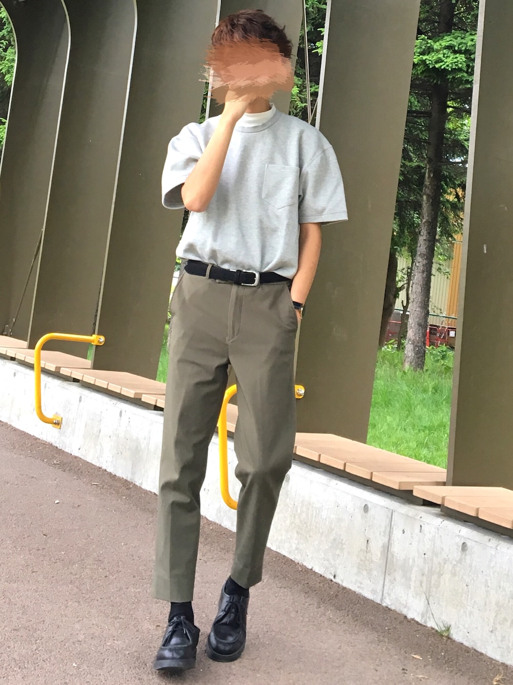 グレー系のTシャツ/カットソー、ホワイト系のTシャツ/カットソー、グリーン系のスラックスを着用したメンズの夏コーディネートの1枚目の写真