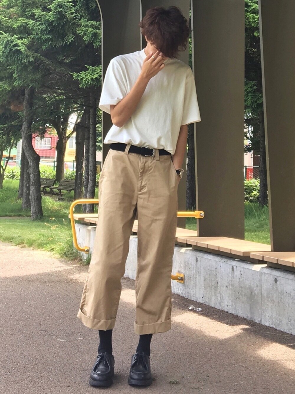 ホワイト系のTシャツ/カットソー、ベージュ系のチノパンツ、ブラック系のその他シューズを着用したメンズの夏コーディネートの1枚目の写真