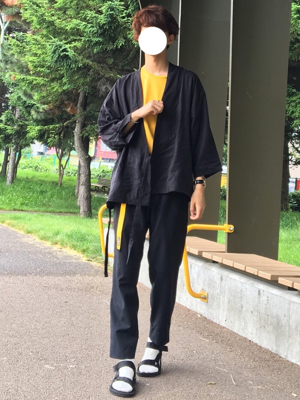 イエロー系のTシャツ/カットソー、ブラック系のシャツ/ブラウス、ブラック系のその他パンツを着用したメンズの夏コーディネートの1枚目の写真