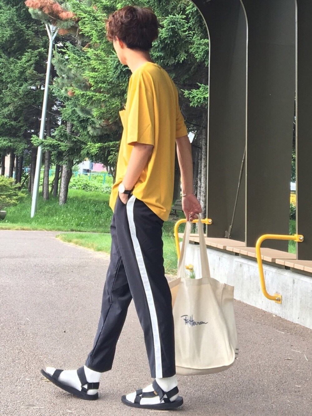 イエロー系のTシャツ/カットソー、ブラック系のその他パンツ、ブラック系のサンダルを着用したメンズの夏コーディネートの1枚目の写真