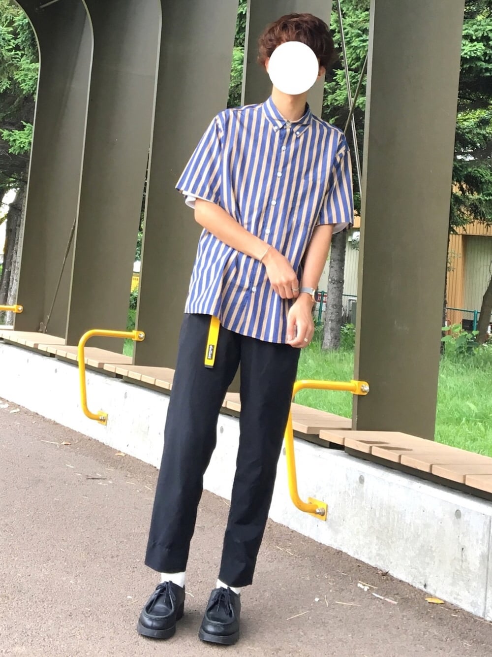 ベージュ系のシャツ/ブラウス、ホワイト系のTシャツ/カットソー、ブラック系のその他パンツを着用したメンズの夏コーディネートの1枚目の写真