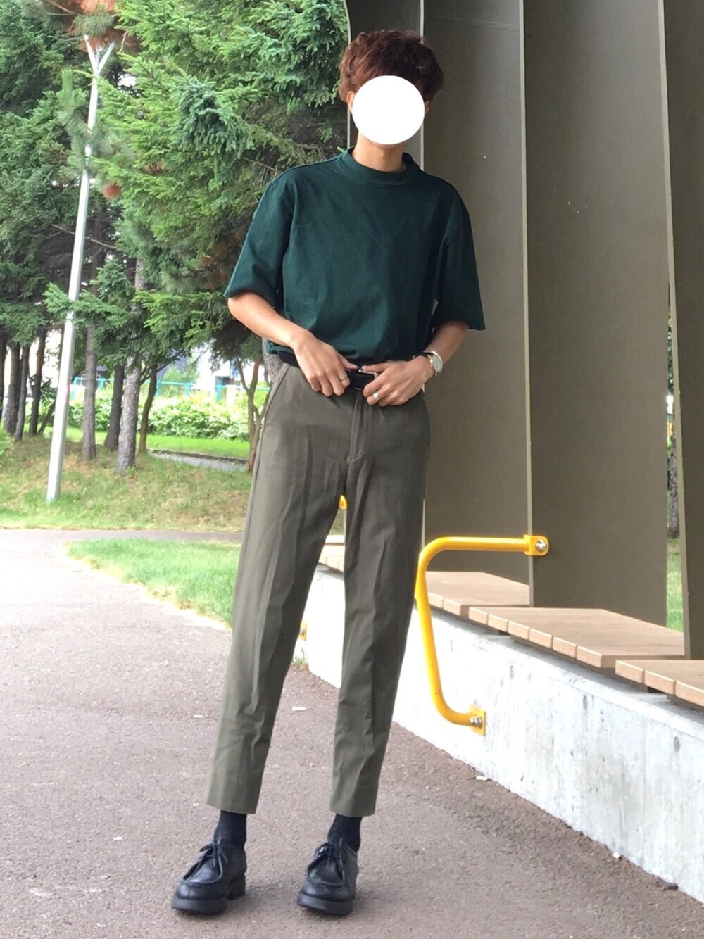 グリーン系のTシャツ/カットソー、グリーン系のスラックス、ブラック系のその他シューズを着用したメンズの夏コーディネートの1枚目の写真