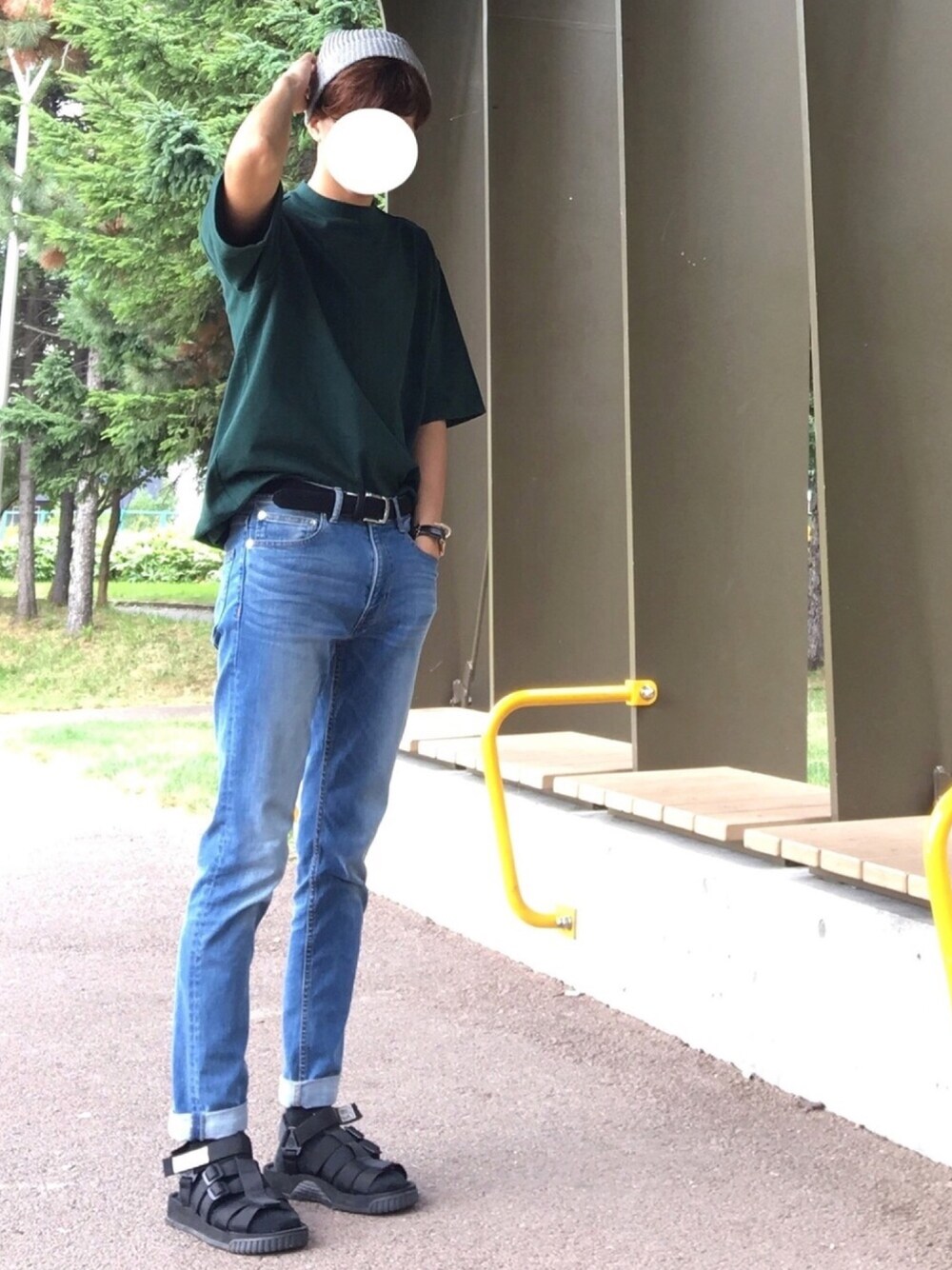 グリーン系のTシャツ/カットソー、ブルー系のデニムパンツ、ブラック系のサンダルを着用したメンズの夏コーディネートの1枚目の写真