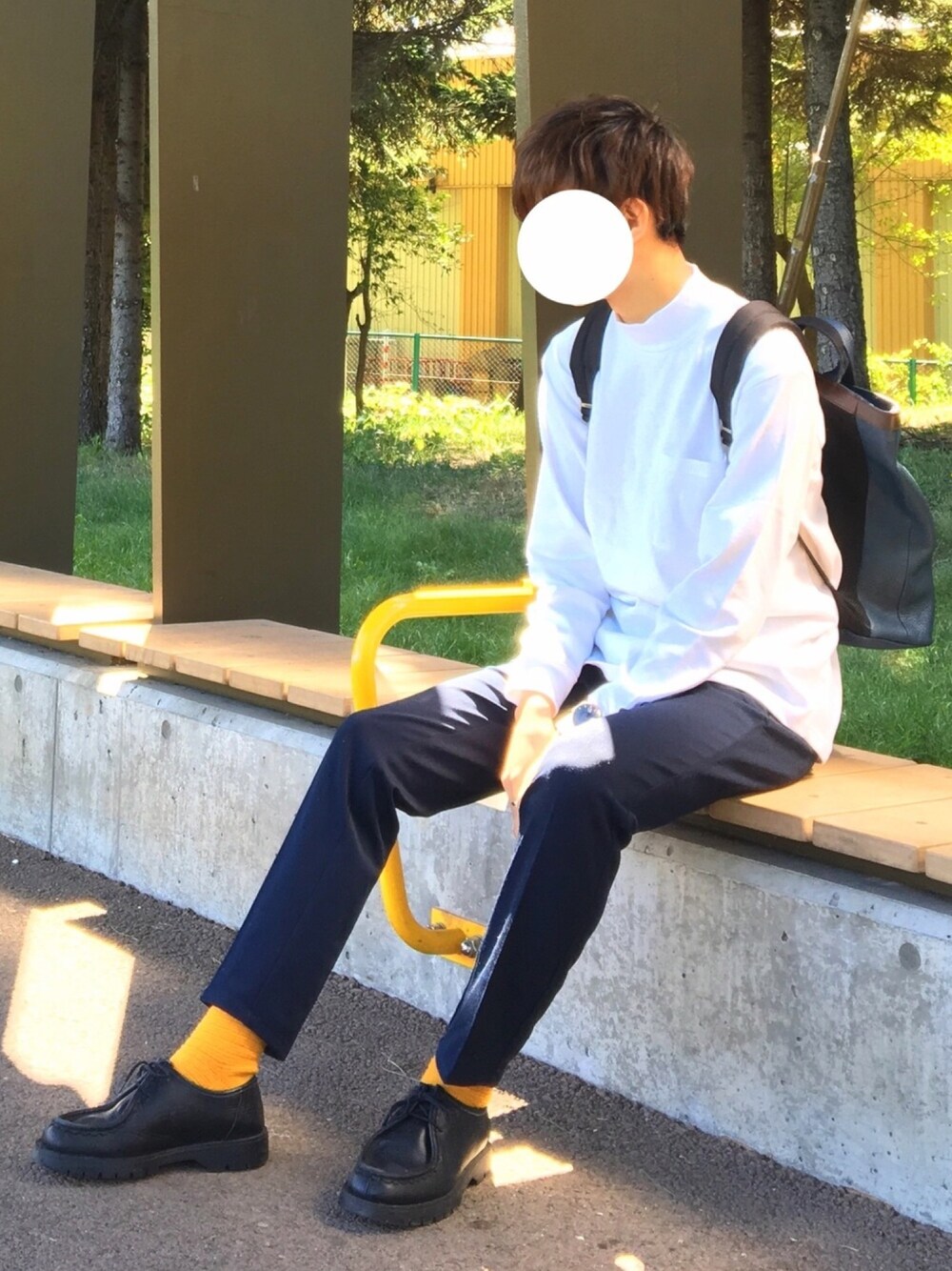 ホワイト系のTシャツ/カットソー、ブルー系のその他パンツ、ブラック系のその他シューズを着用したメンズの秋コーディネートの1枚目の写真