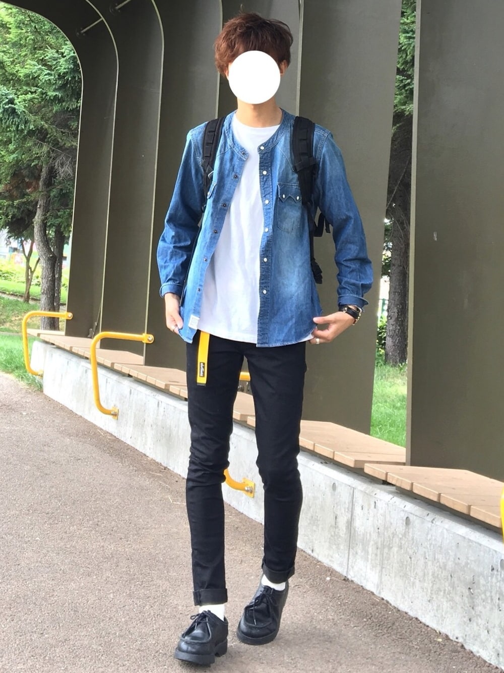 ホワイト系のTシャツ/カットソー、ブルー系のシャツ/ブラウス、ブラック系のデニムパンツを着用したメンズの秋コーディネートの1枚目の写真