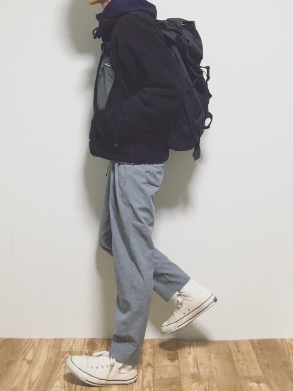 ブラック系のブルゾン、グレー系のその他パンツ、ホワイト系のスニーカーを着用したメンズの冬コーディネートの1枚目の写真