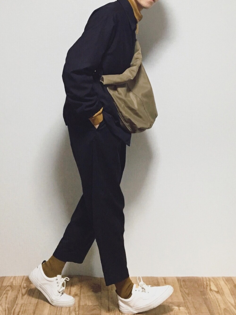 ベージュ系のスウェット、ブラック系のブルゾン、ブラック系のその他パンツを着用したメンズの冬コーディネートの1枚目の写真