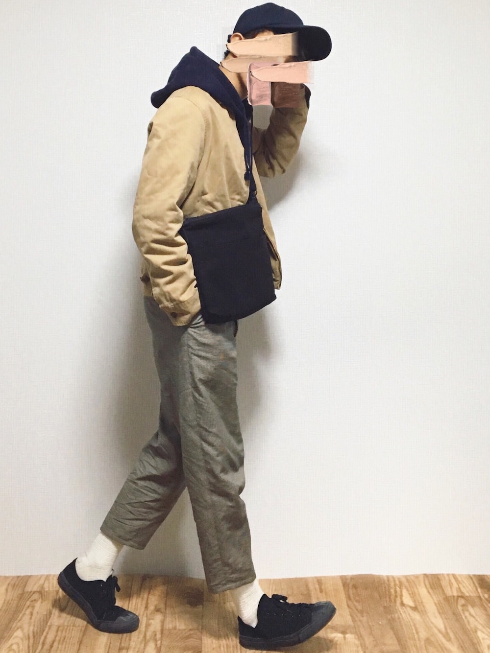 ベージュ系のブルゾン、ブルー系のパーカー、その他のその他パンツを着用したメンズの冬コーディネートの1枚目の写真